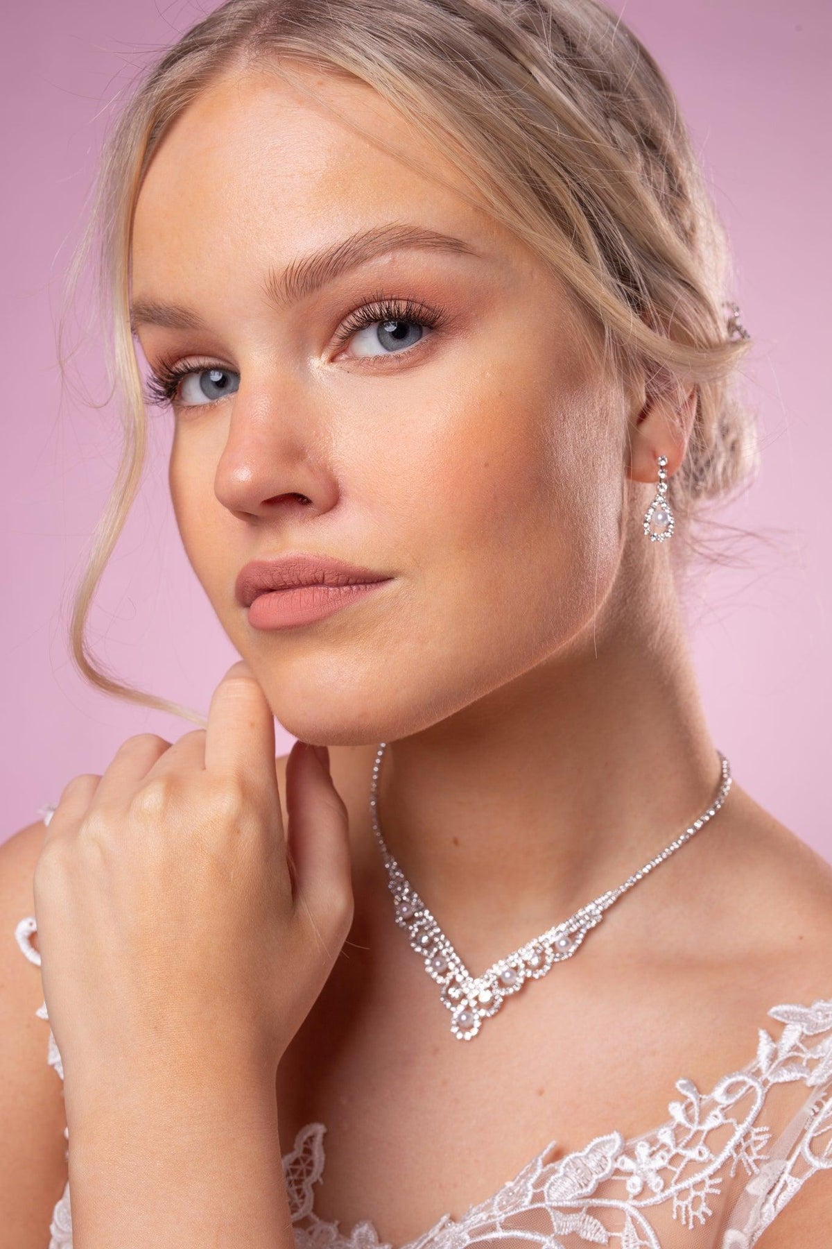 Strassikorvakorut, Delicate Pearl Earrings