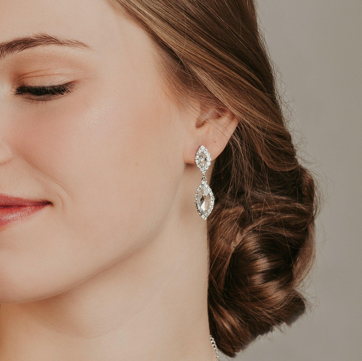 Strassikorvakorut, ROMANCE|Annabella Earrings (myös kullanvärisenä)