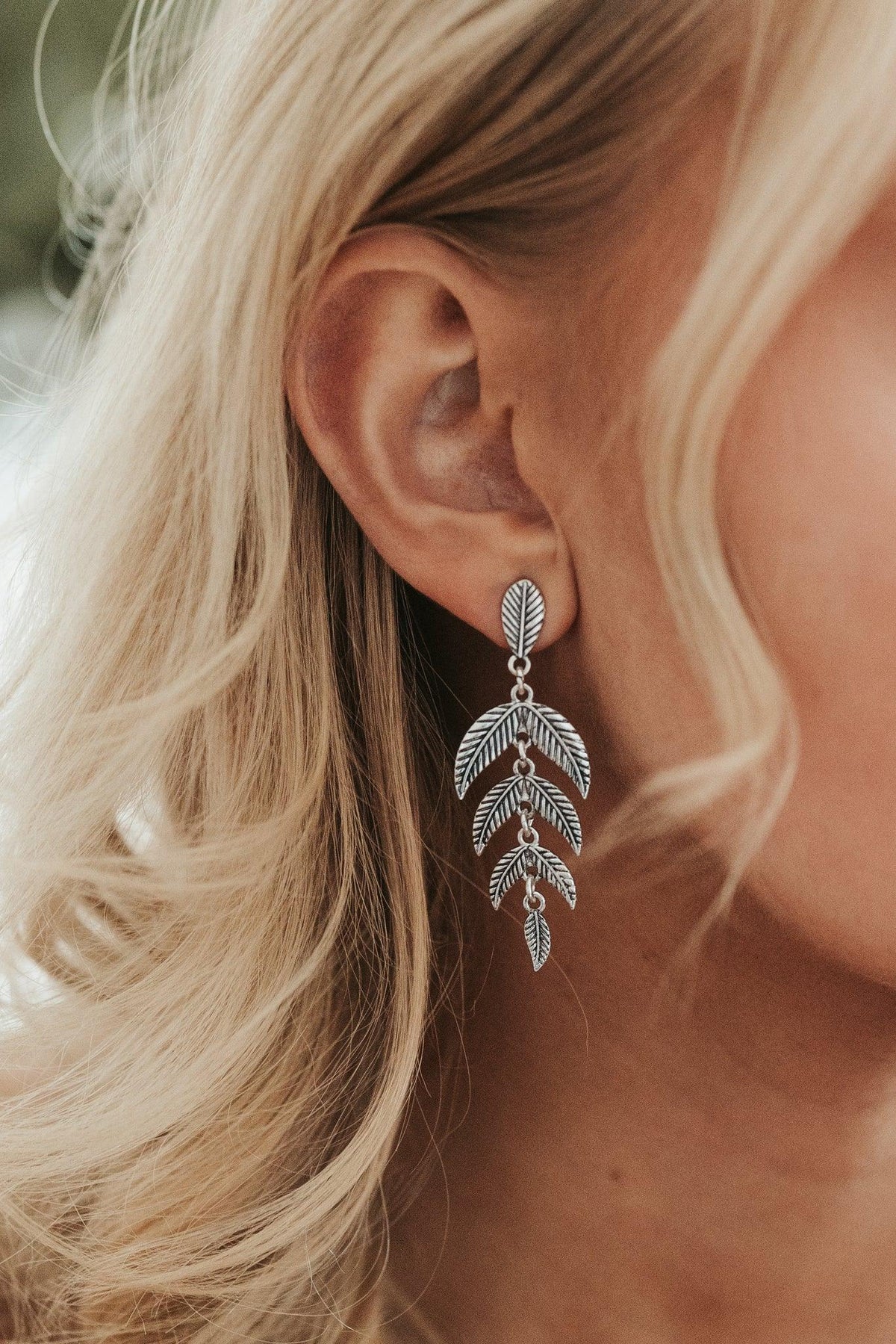 FRENCH RIVIERA|Feather -boheemit antiikkihopea sulkakorvakorut