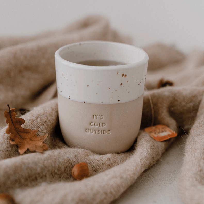 Muki, It's Cold Outside Mug -käsintehty korvaton tekstimuki