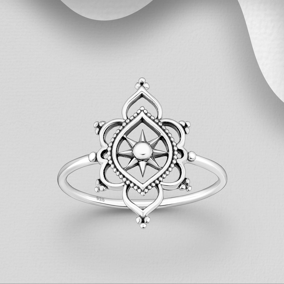 Oksidoitu hopeasormus, jossa taidokas lotus-mandala -muotoilu