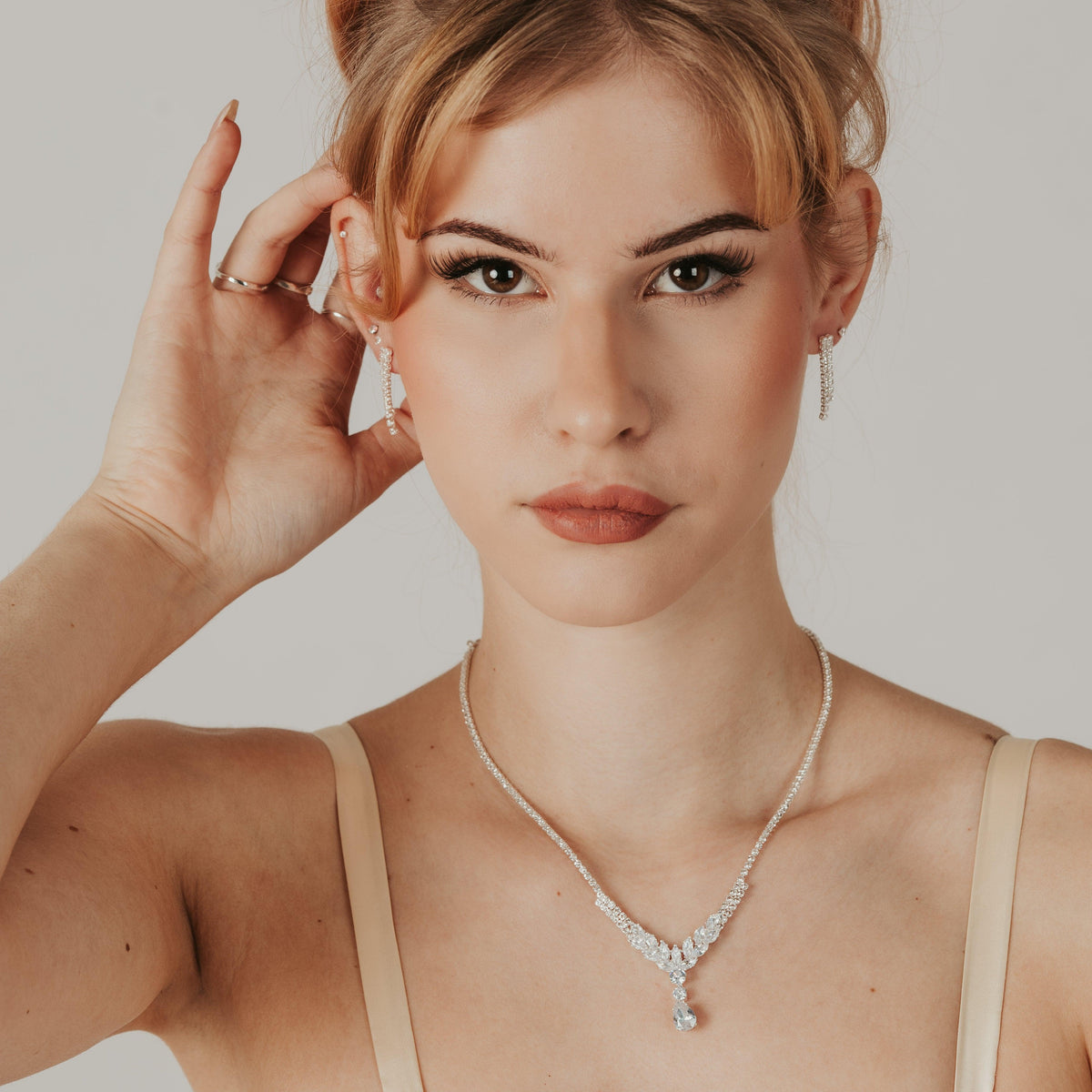 ROMANCE | Gabrielle -hopeanvärinen strassikaulakoru cubic zirconion