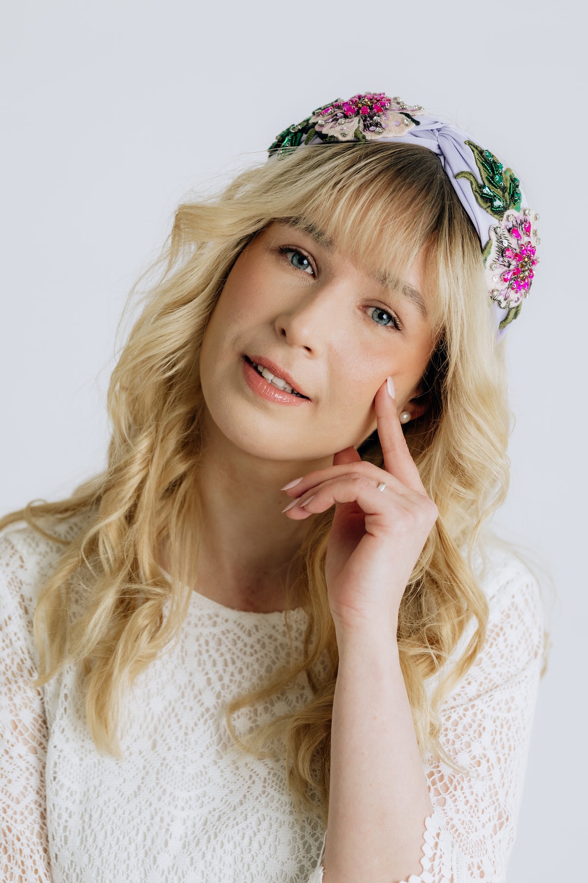 SUGAR SUGAR®, Mystic Bloom – kirjailtu satiinipanta koristekivillä (laventeli)