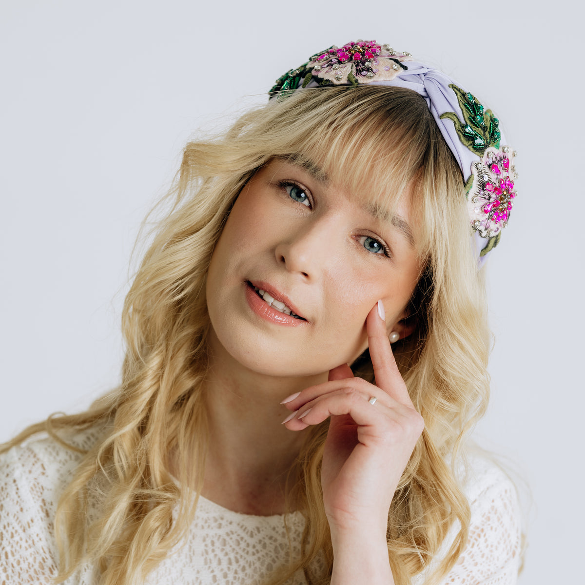SUGAR SUGAR®, Mystic Bloom – kirjailtu satiinipanta koristekivillä (laventeli)
