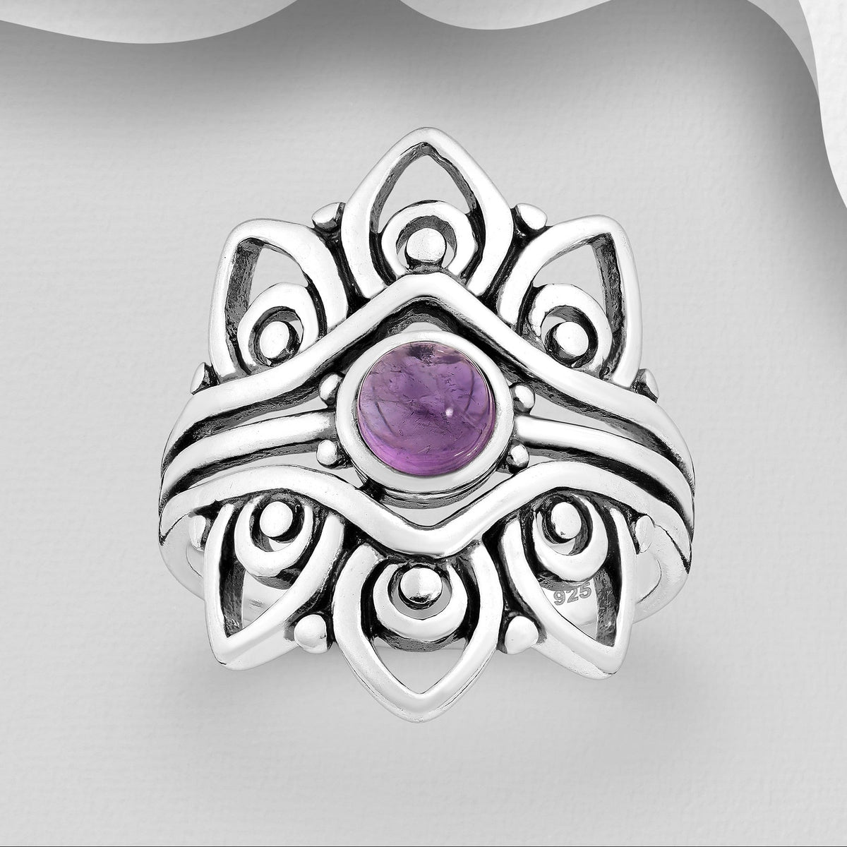 Näyttävä oksidoitu hopeasormus lotus-muotoilulla ja violetilla ametisti luonnonkivellä.