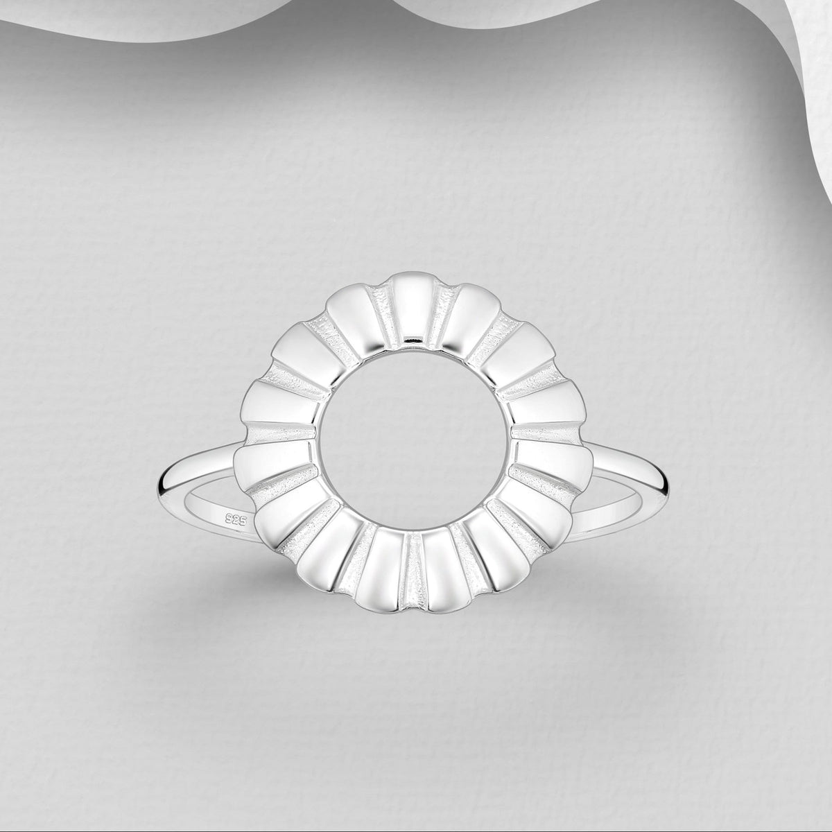 Premium Collection Solenne – näyttävä mutta siro hopeasormus.