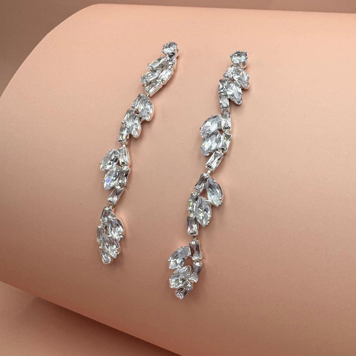 FRENCH RIVIERA | Selina Earrings -kirkkaat juhlakorvakorut (hopea)