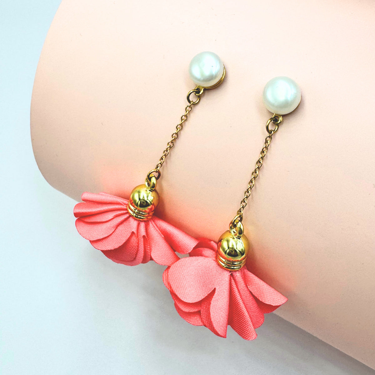 FRENCH RIVIERA | Lily Bloom -kukkakorvakorut (koralli)
