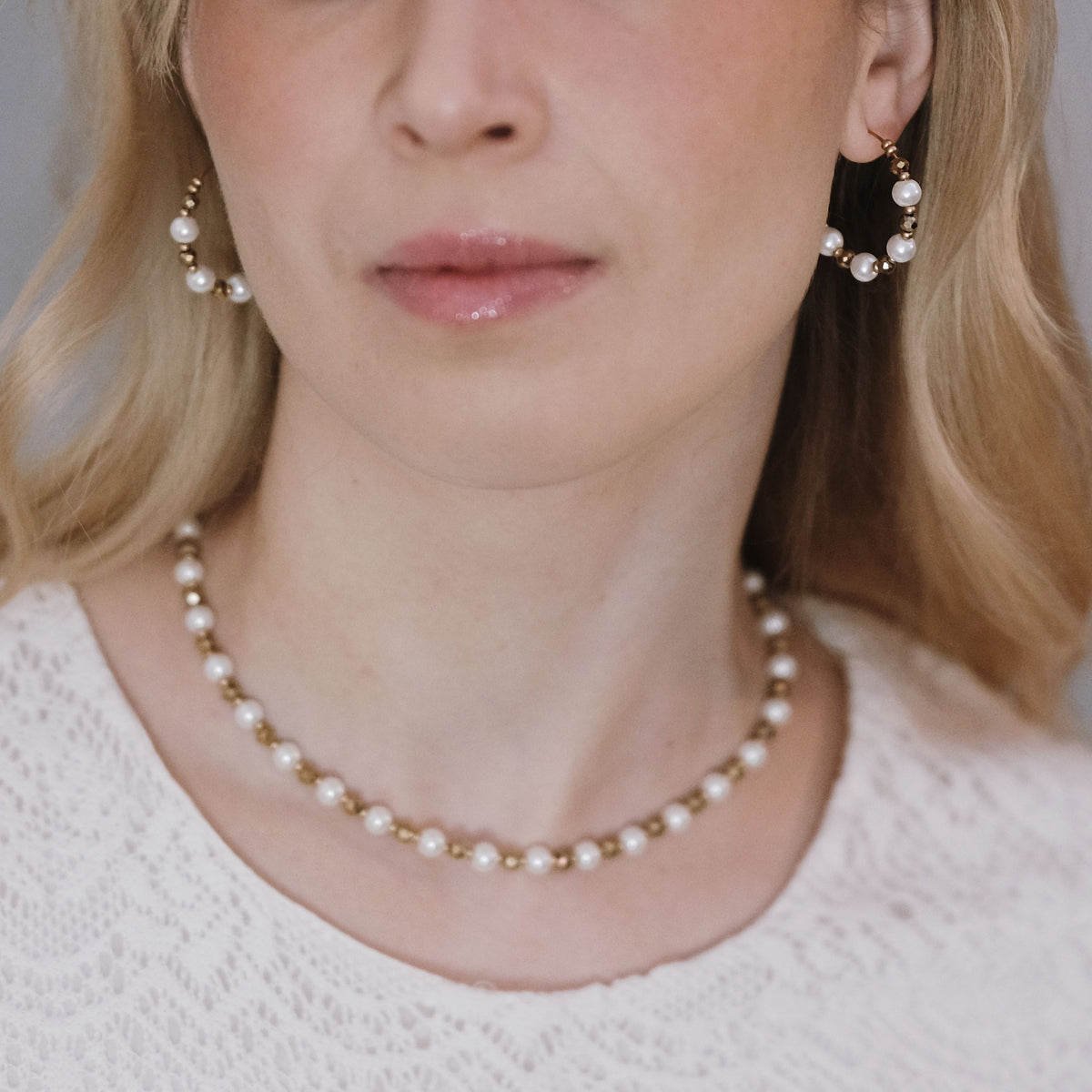 Elegantit Jolie Champagne -korvarenkaat, kuvattuna mallin yllä edestäpäin.