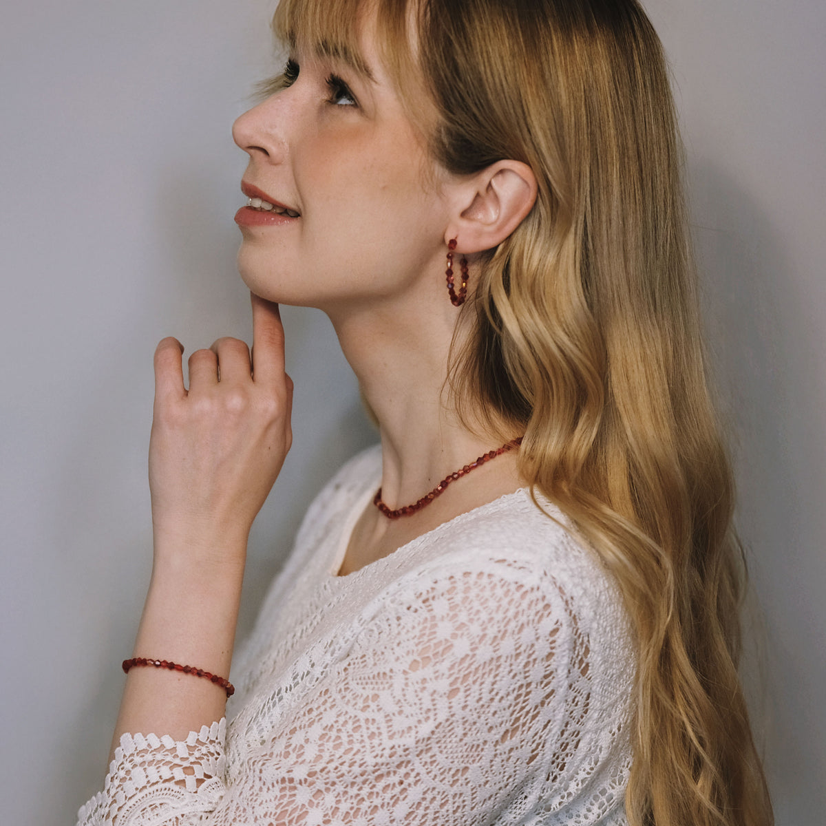 Jolie Garnet – handmade pearl rings (red tones, gold)