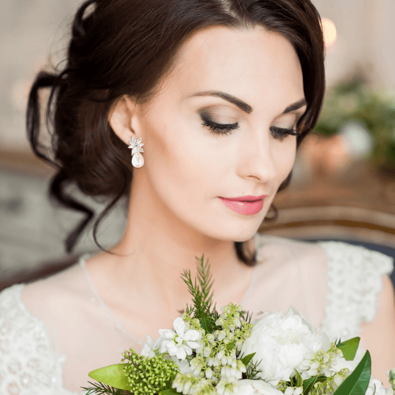 ATHENA BRIDAL | Évelyne -kristallikoristeiset helmikorvakorut (hopea)