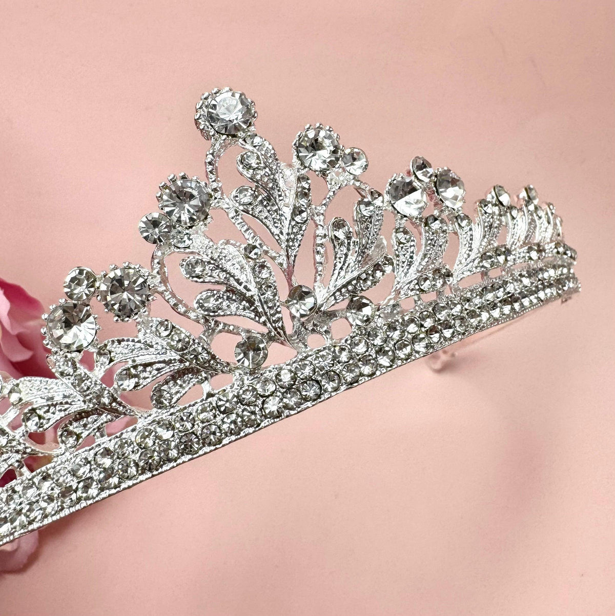 ROMANCE, Serafina -hopeanvärinen tiara kirkkailla kivillä