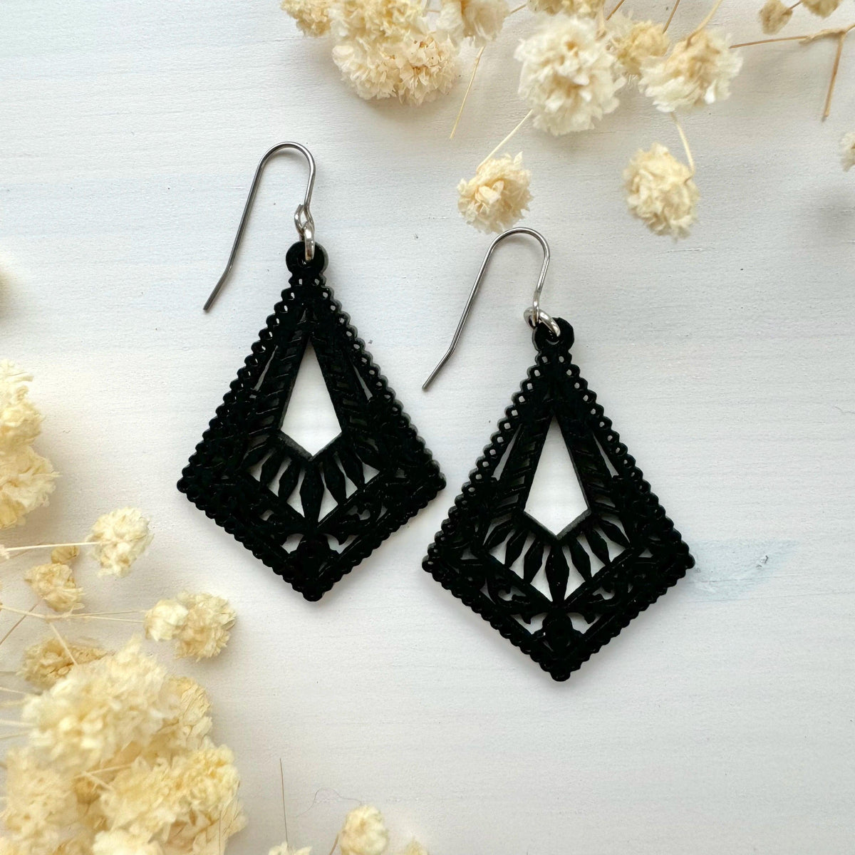 Korvakorut, Black Lace -mustat pitsikoristeiset puukorvakorut