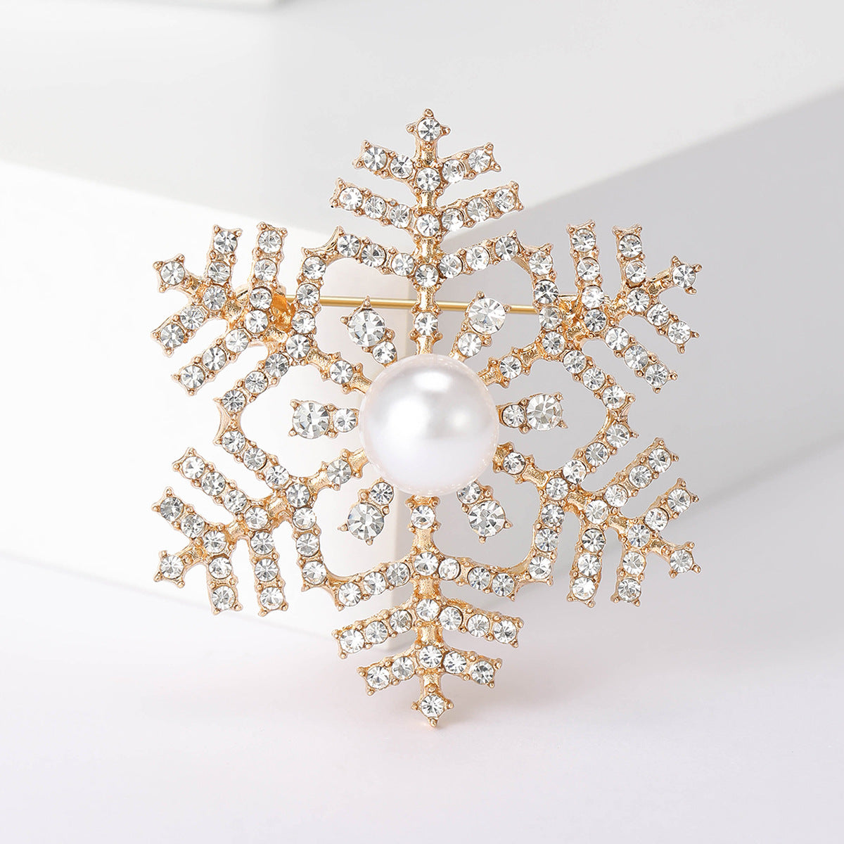 Snow Queen – lumihiutalerintaneula helmikoristeella (kulta)