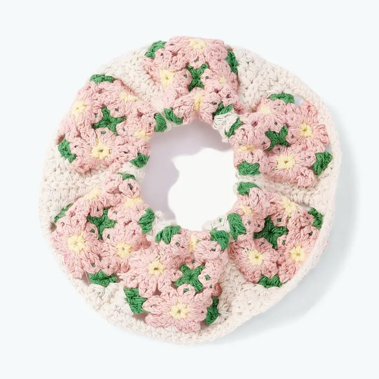 SUGAR SUGAR® | Bloom Crochet scrunchie – vaaleanpunainen virkattu kukkahiusdonitsi