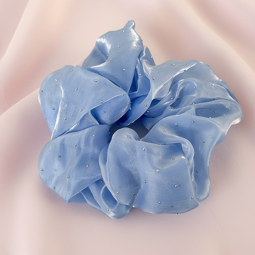 SUGAR SUGAR® | Starlight scrunchie – vaaleansininen kimaltava hiusdonitsi (XL)