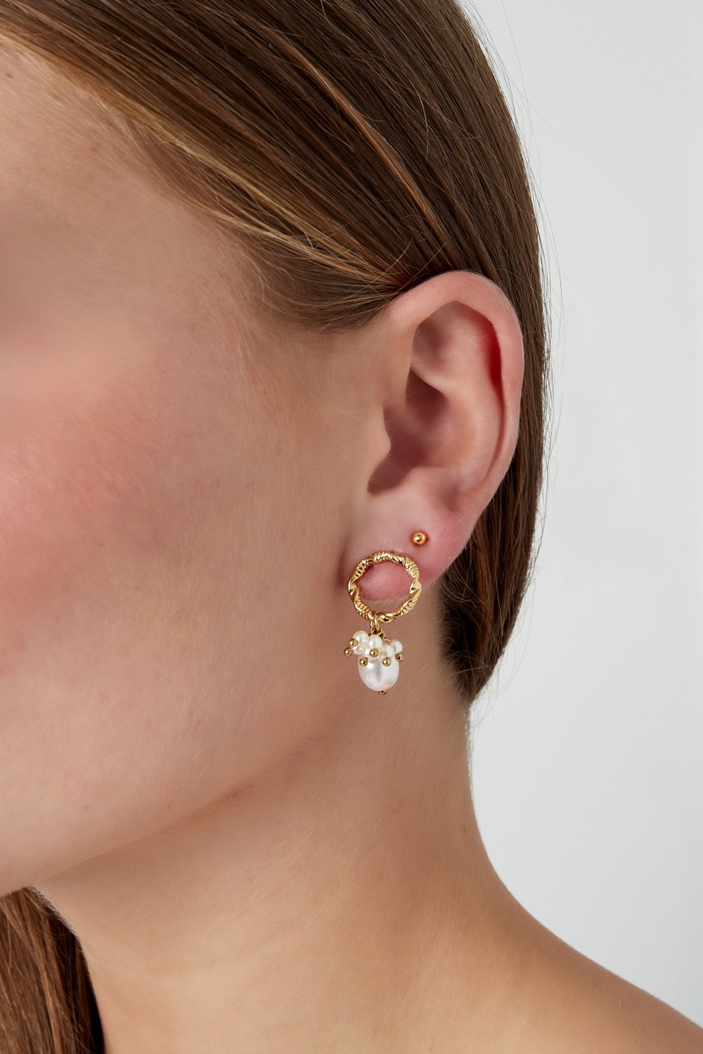 FRENCH RIVIERA | Pearl Mirage – dangling pearl earrings (gold, surgical steel)