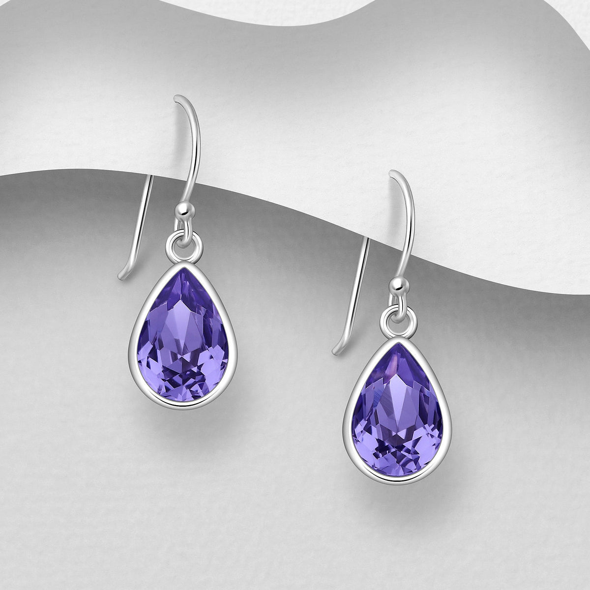 Tanzanite-sävyiset 925-hopeakorvakorut pisaranmuotoisella kristallilla.
