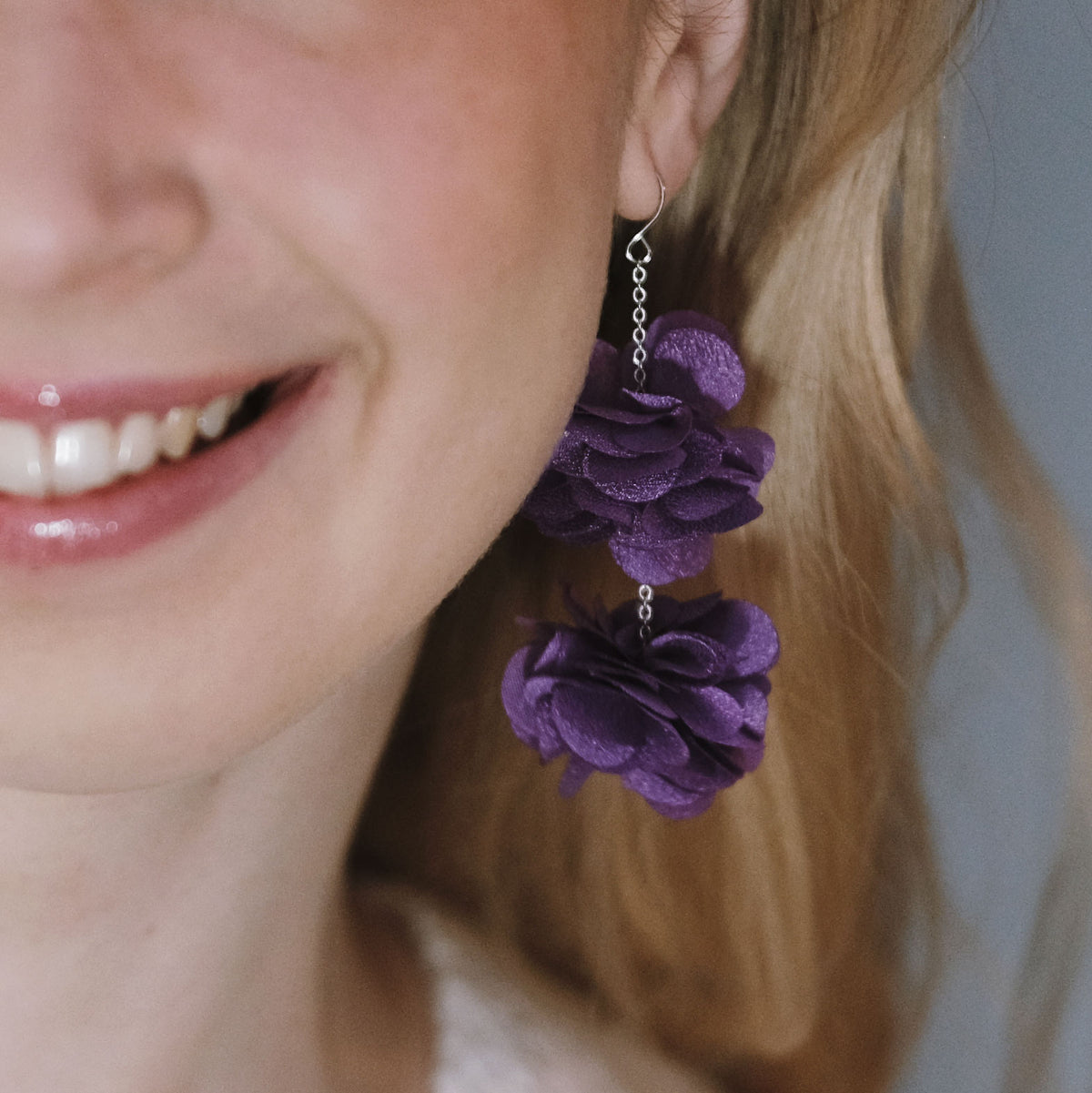 Roselle flower earrings (purple)