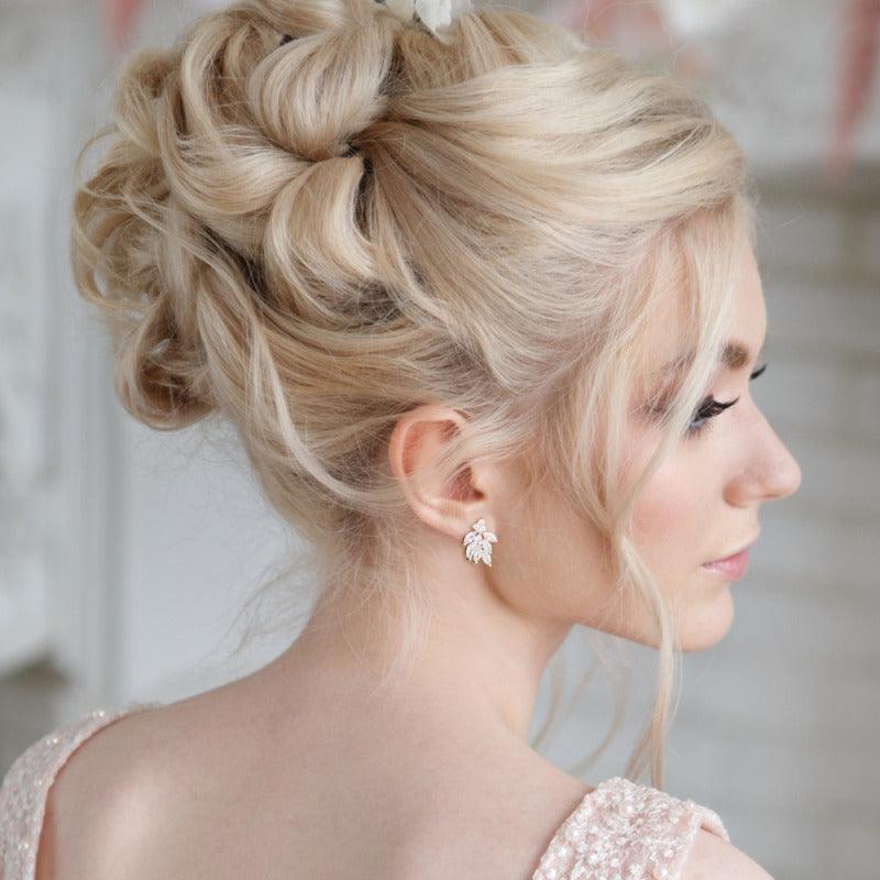 Kristallikorvakorut, ATHENA BRIDAL|Dainty Bella Earrings in Gold