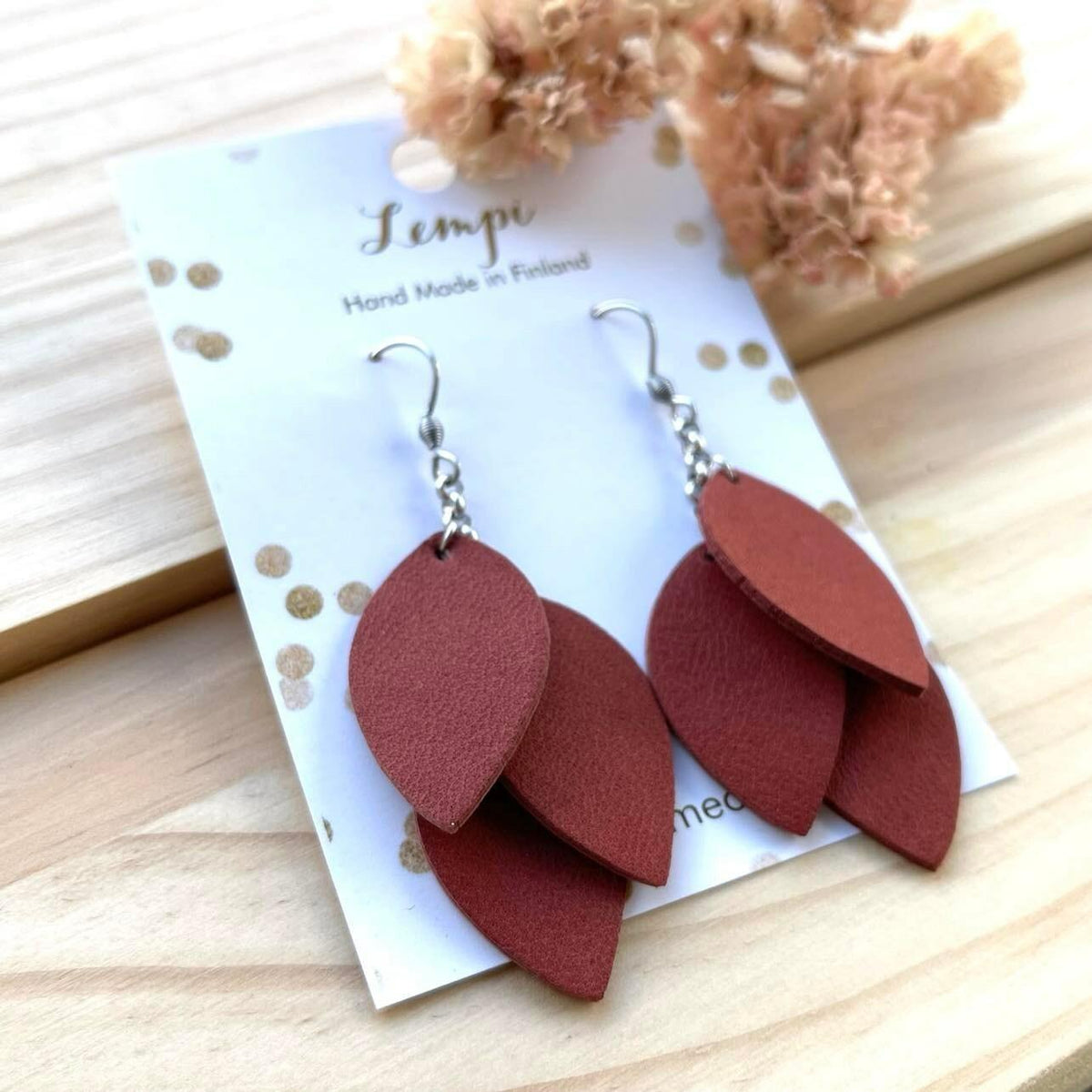 LEMPI earrings, Little Grain (cinnamon brown leather)