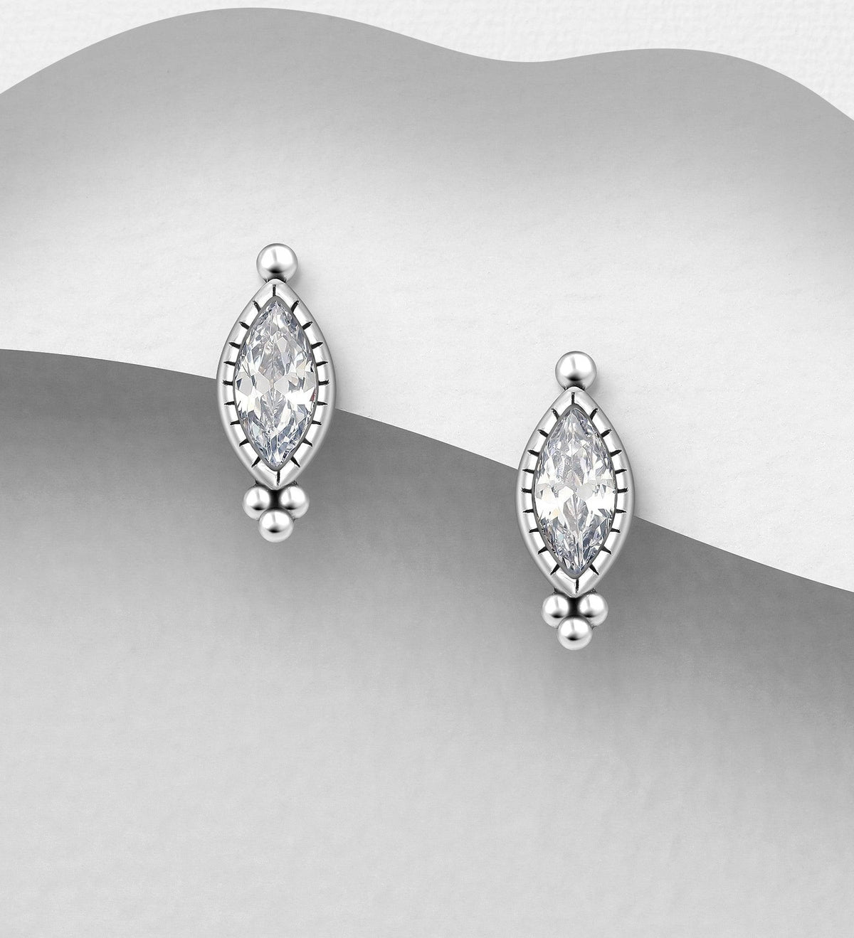 PREMIUM COLLECTION|Irene -hopeiset harmaat nappikorvakorut