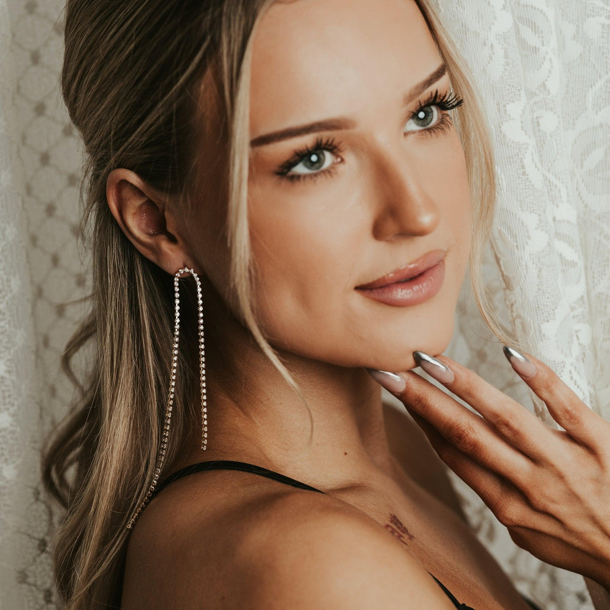 FRENCH RIVIERA|Eléa Earrings -kirkkaat strassikorvakorut (kaksi väriä)