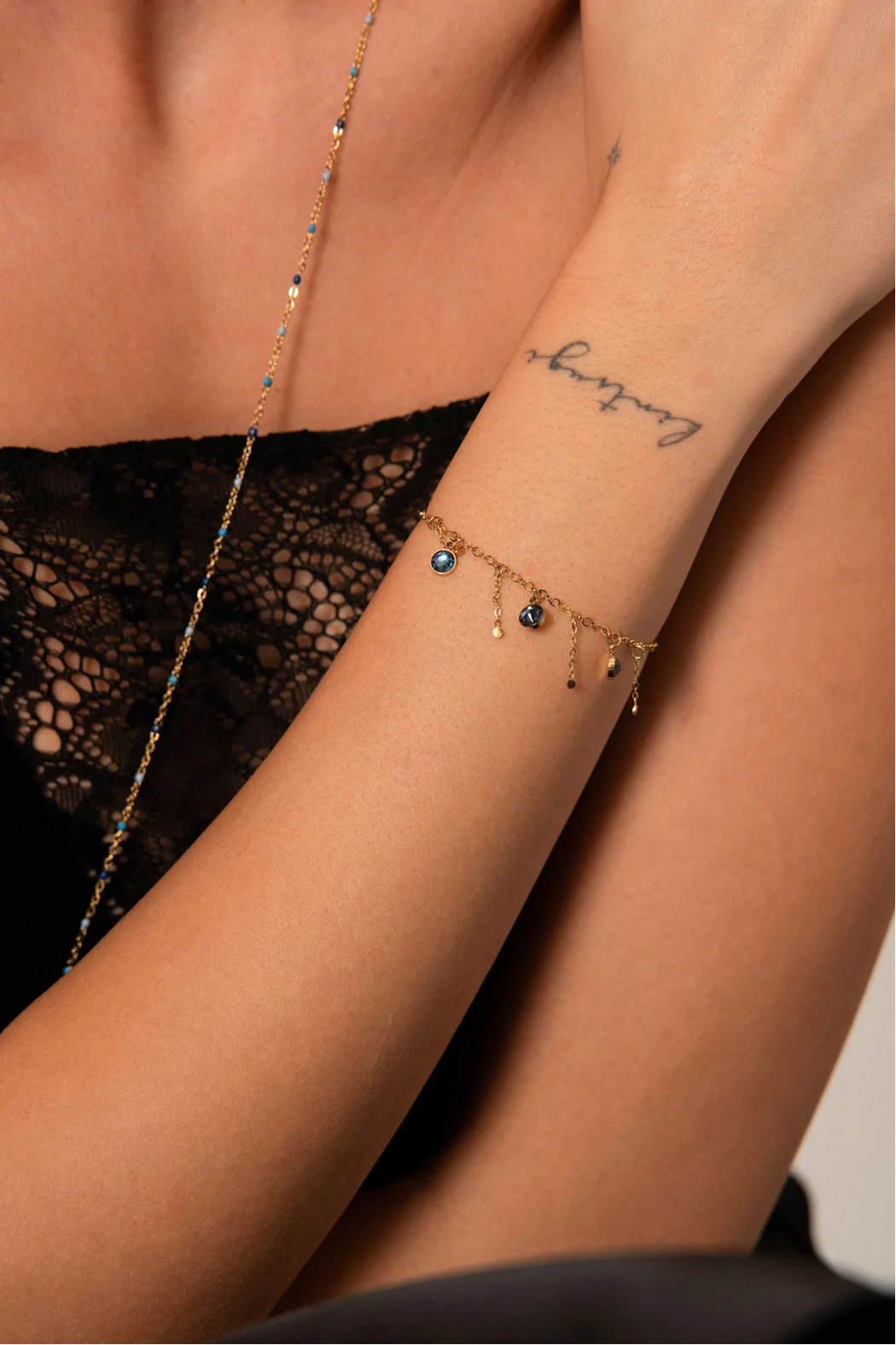 BOHM PARIS | Lupin – delicate bracelet with chains (ruby red, gold)