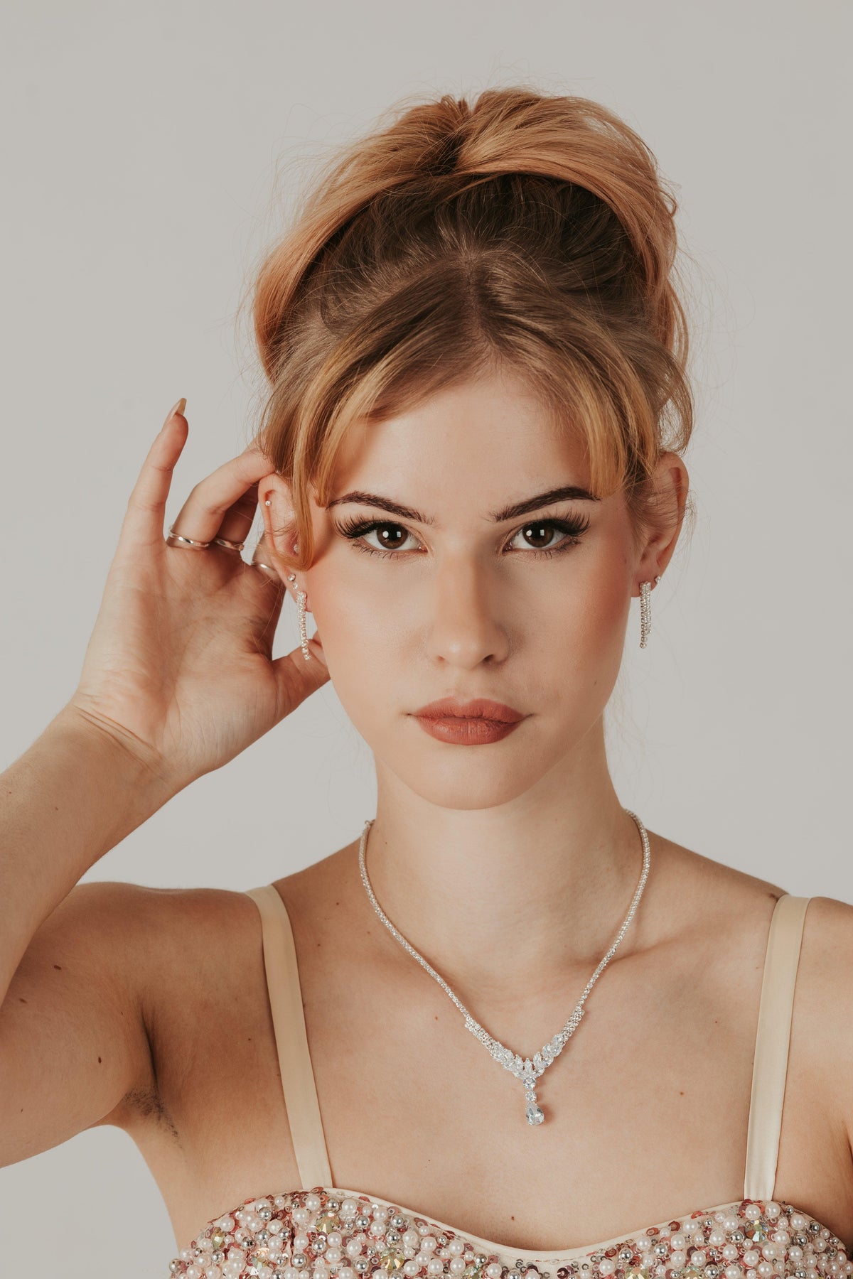 ROMANCE | Gabrielle -hopeanvärinen strassikaulakoru cubic zirconion