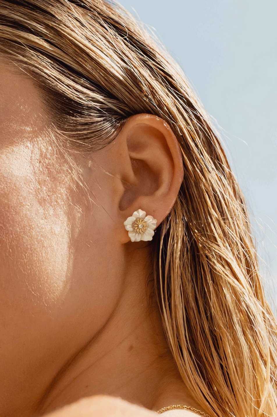 BOHM PARIS | Boucles Elfie - helmiäiskukka korvanapit kristallilla