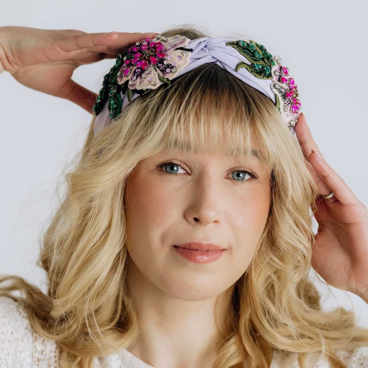 SUGAR SUGAR®, Mystic Bloom – kirjailtu satiinipanta koristekivillä (roosa)