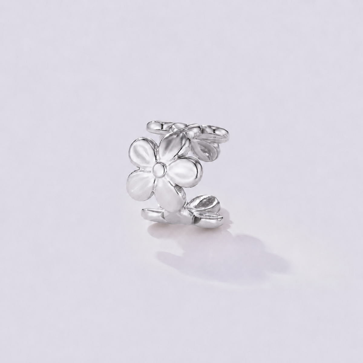 Vedenkestävä kirurginteräksinen ear cuff, hopeanvärinen kukkakoriste korvan reunalle