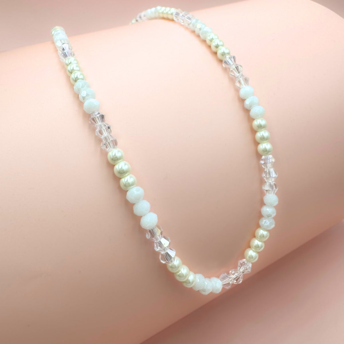 Jolie Pearl -käsintehty kaulakoru (valkoisen sävyt, kulta)