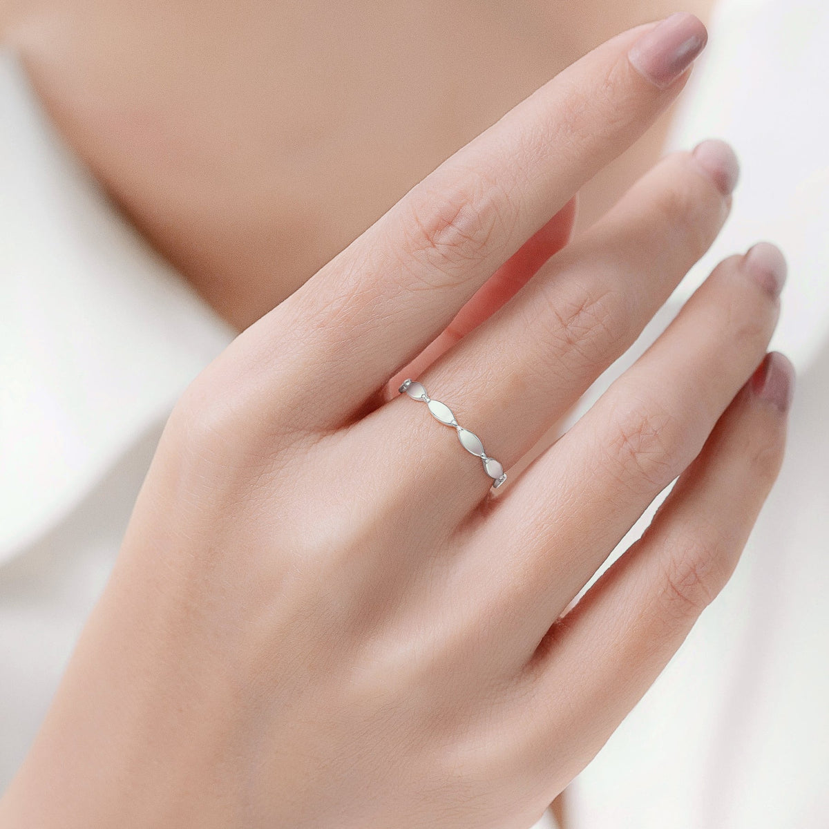 PREMIUM COLLECTION Mila Eloise -siro hopeasormus helmimäisillä yksityiskohdilla