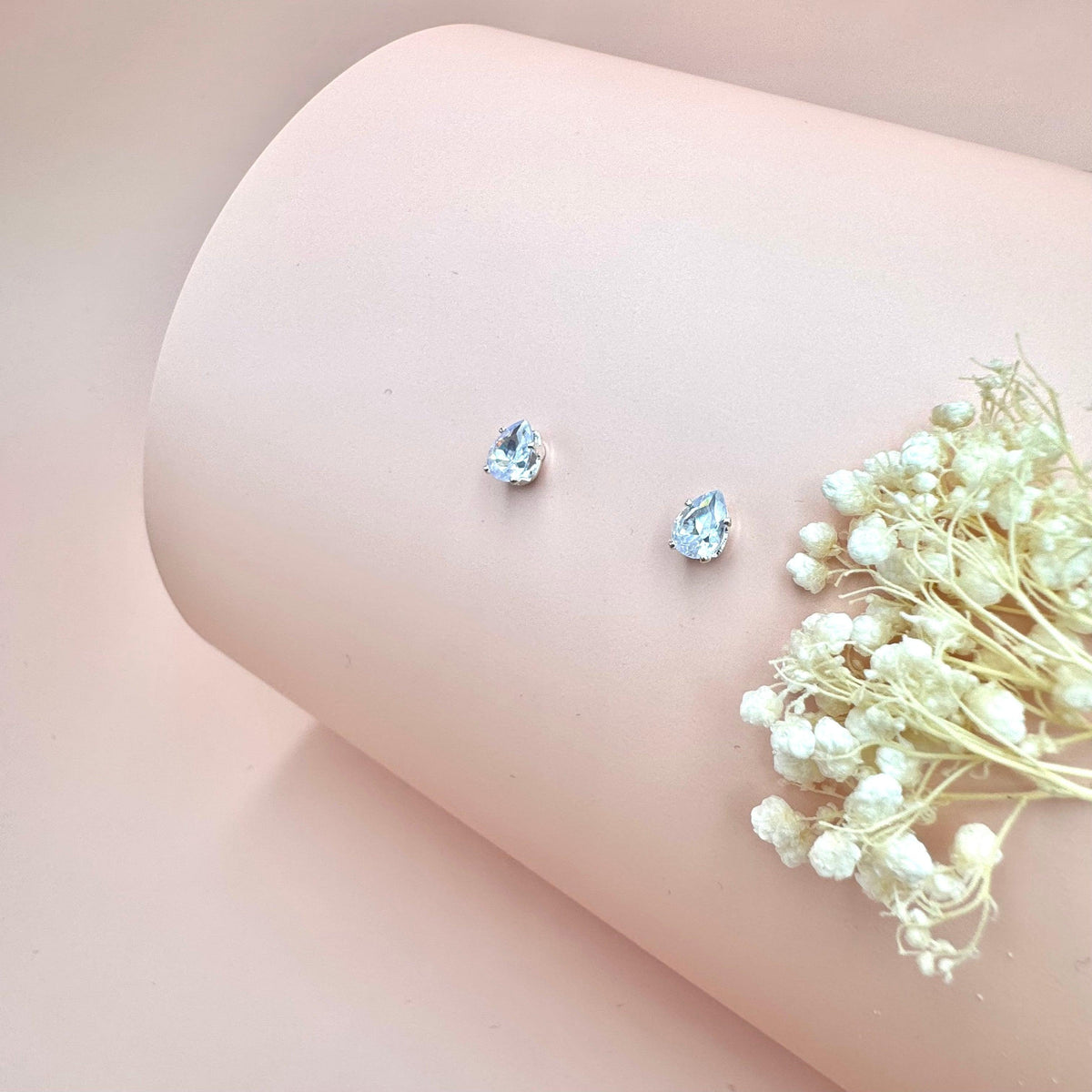 ROMANCE | Rosalie -hopeanväriset pisarakorvakorut cubic zirconioin