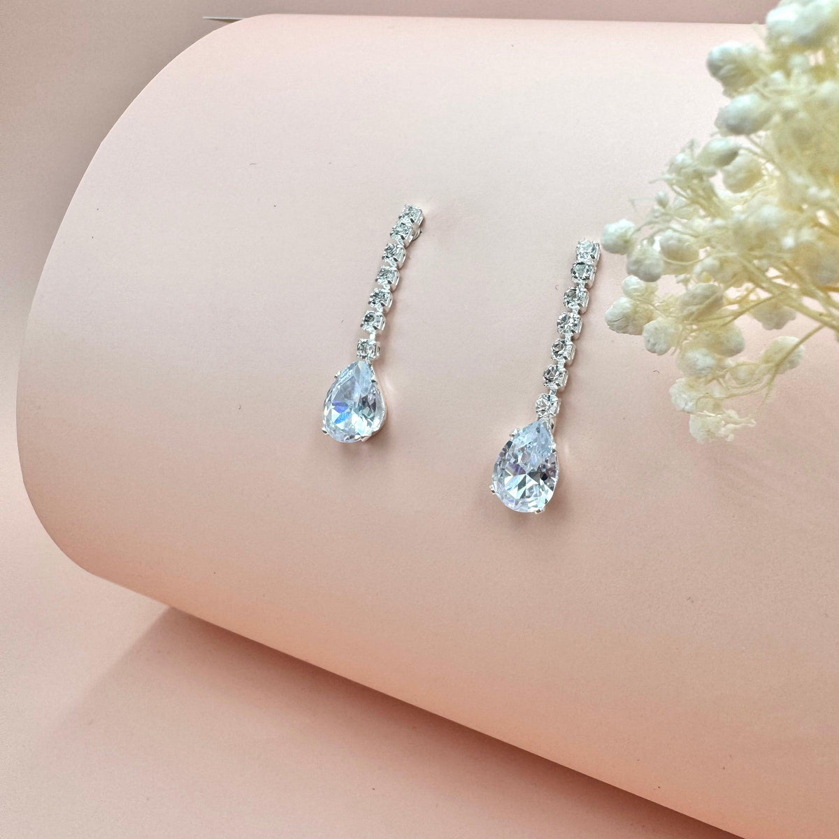 ROMANCE | Genevieve -hopeanväriset juhlakorvakorut cubic zirconioin