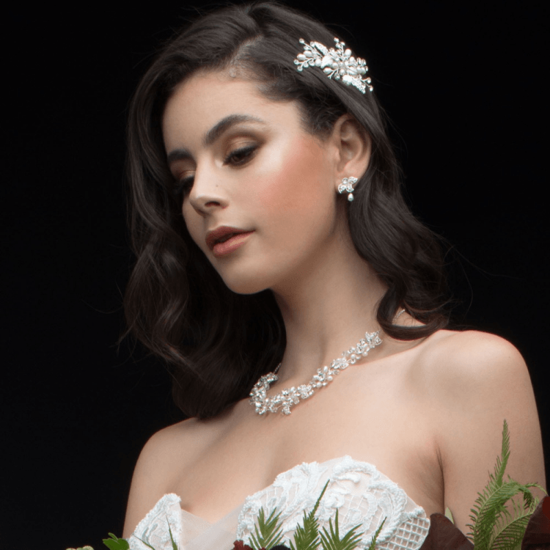 ATHENA BRIDAL | Sandrine -helmikoristeinen hiuskoru klipsillä (hopea)