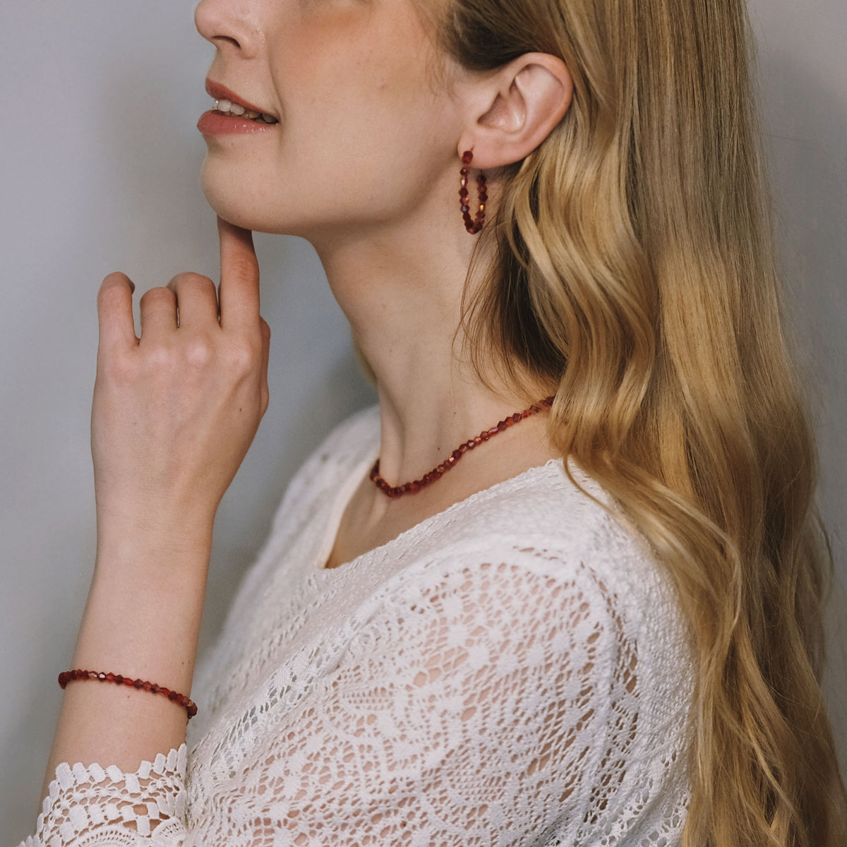 Jolie Garnet – handmade pearl rings (red tones, gold)