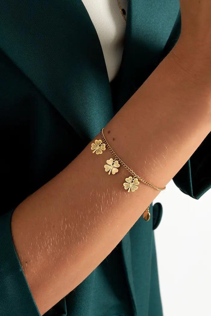 FRENCH RIVIERA | Clover Charm -kirurginteräsrannekoru (kulta)