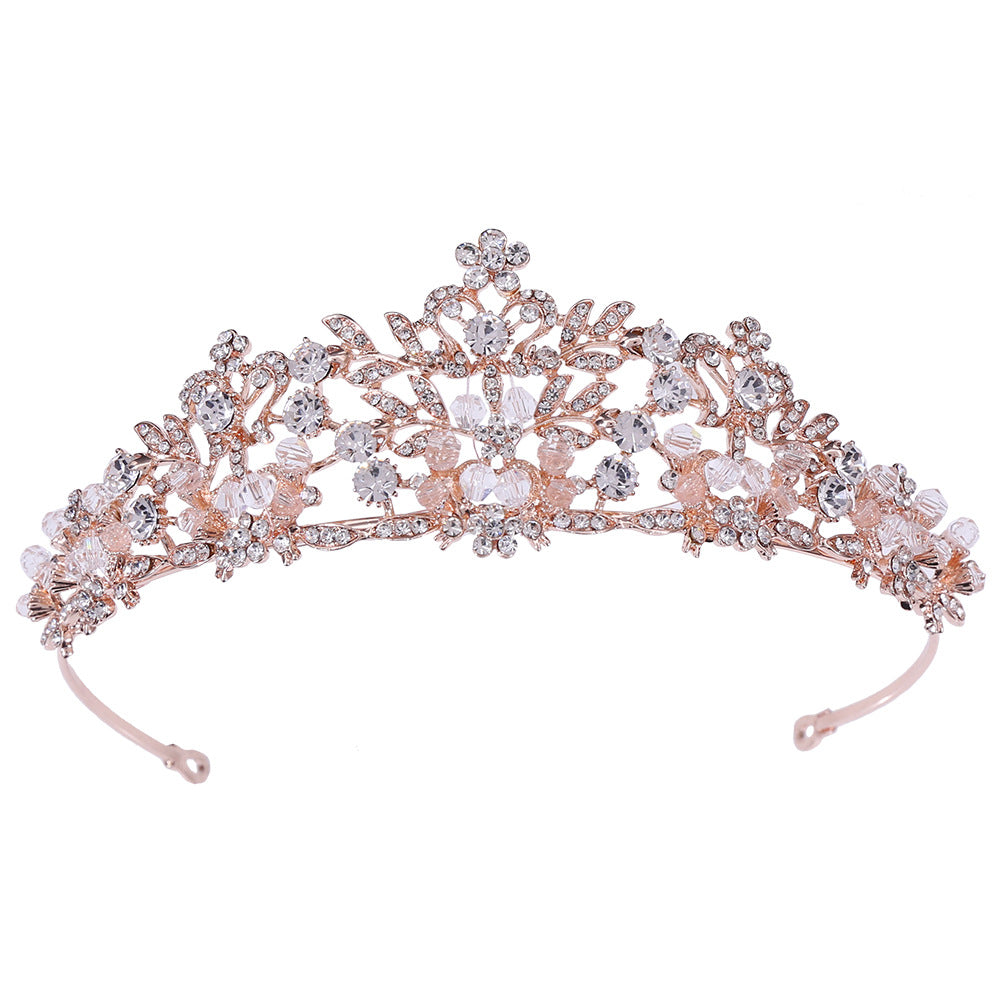 ROMANCE Rosalie tiara lähikuvassa – ruusukullanvärinen tiara punotuilla ja liikkuvilla kivillä.