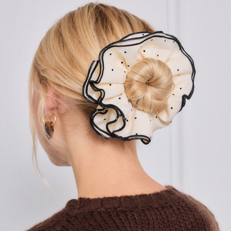 SUGAR SUGAR® | Paris Dot scrunchie – vaaleanruskea pilkullinen hiusdonitsi mustalla reunalla