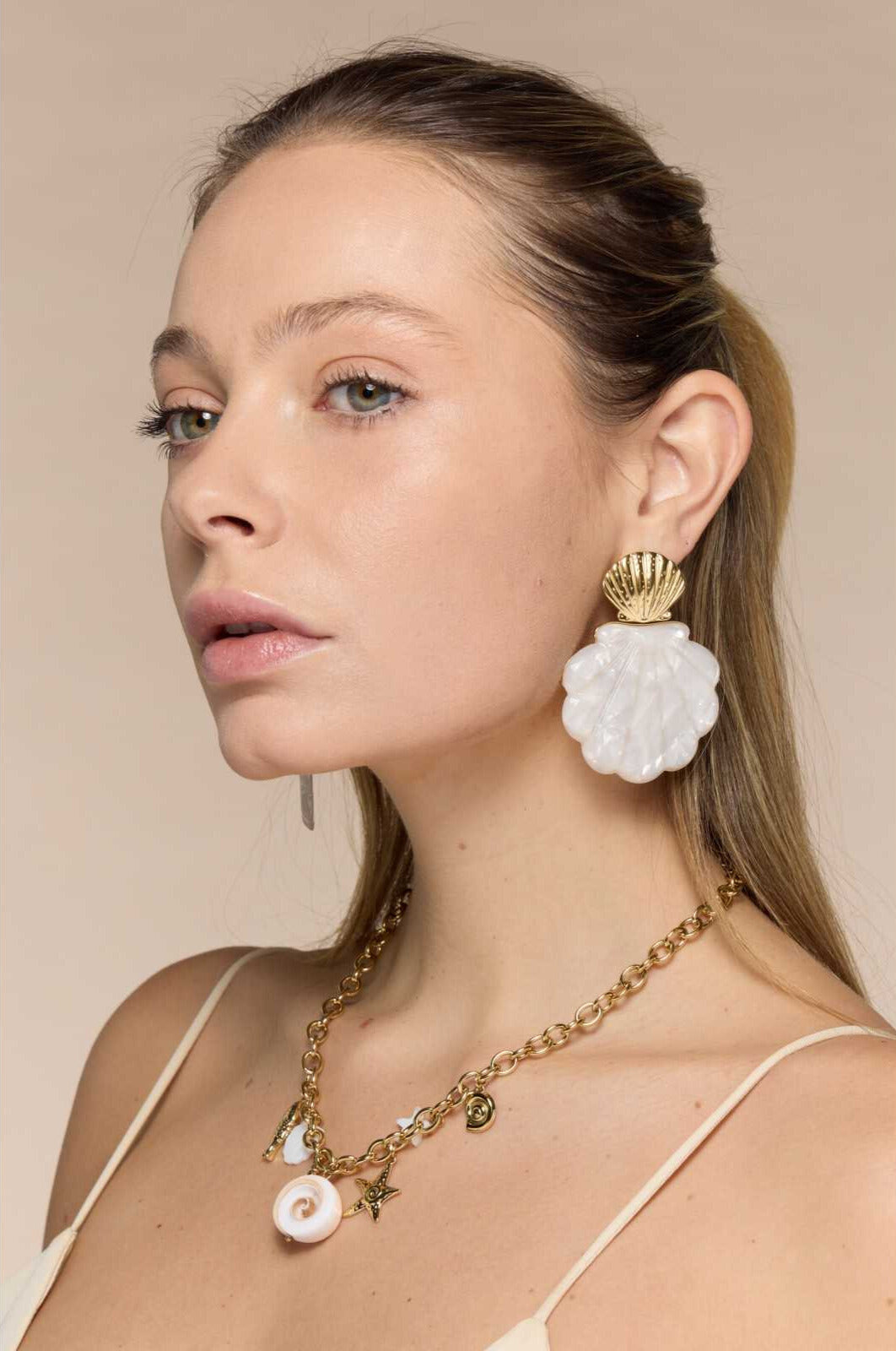 FRENCH RIVIERA | White Sands statement earrings with shell decoration 
